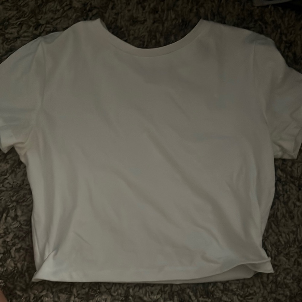 Cropped white tee with sleeves